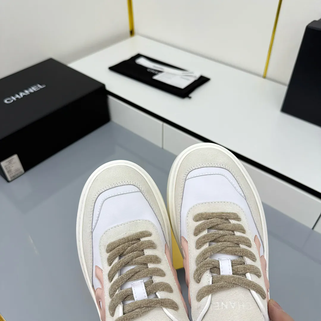 👟👟Ex-factory price 660👟👟 Top version! Chanel Chanel panda shoes! 2025 counter's top casual sports shoes. This classic design; the upper is electro-embroidered with a variety of techniques; the outsole is fashionable and sporty; the unusual inclusion of a variety of color matching elements... The diversified mix and match is very good-looking and versatile, and can be used for leisure, fashion, sports, and outdoor... ꫛꫀꪝ Go➫ Materials: ❶Upper made of: original imported first-layer silk cowhide + original waterproof cloth + original first-layer cowhide ❷Inner lining: Original Yangli+wang ❸ Outsole based on: Original TPU combination outsole Counter boutique packaging complete set for women 35–41